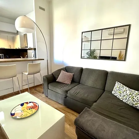 Spacious Cocoon Close To The Lägenhet