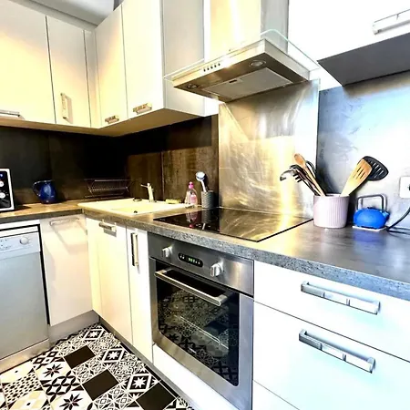 Spacious Cocoon Close To The شقة