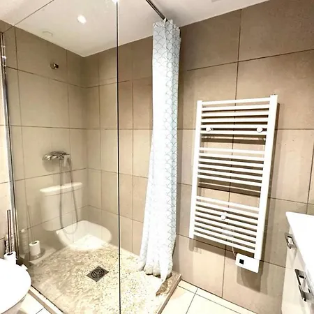 Spacious Cocoon Close To The Apartment *
