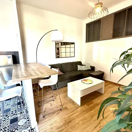 Spacious Cocoon Close To The Apartament