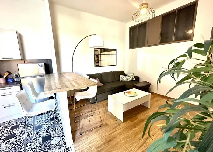 Spacious Cocoon Close To The Apartament