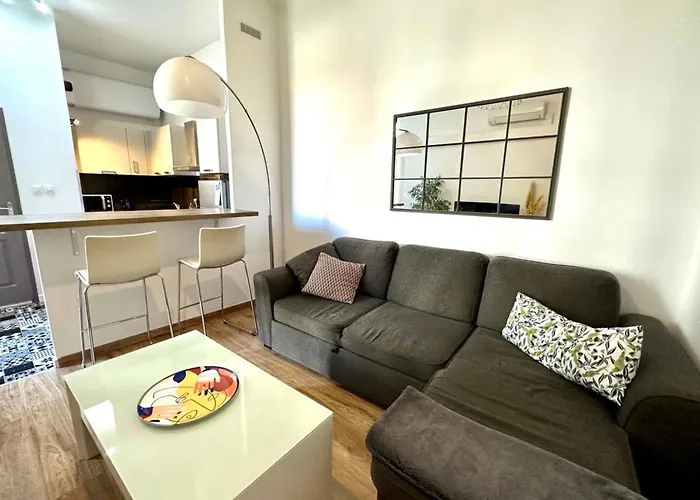 Spacious Cocoon Close To The Apartament
