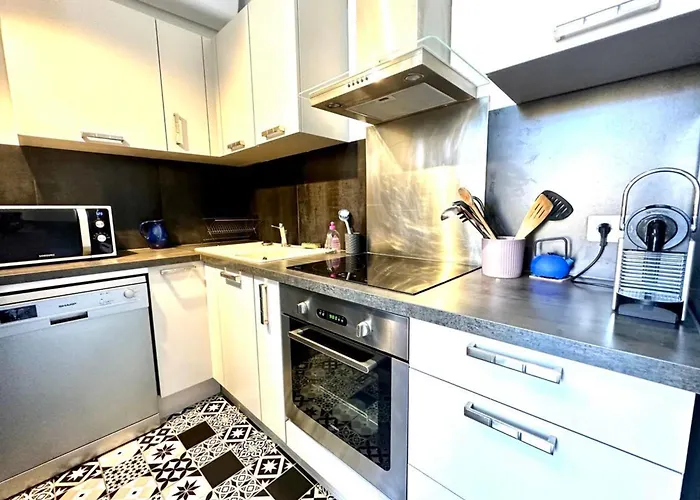 Spacious Cocoon Close To The Apartament