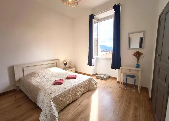 Spacious Cocoon Close To The Apartament